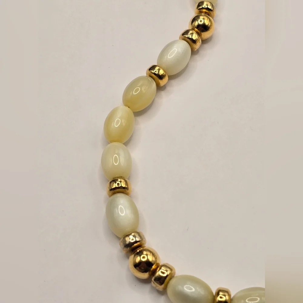 Napier Lucite Cream and Gold Tone Beaded Vintage Necklace - Picture 4 of 7